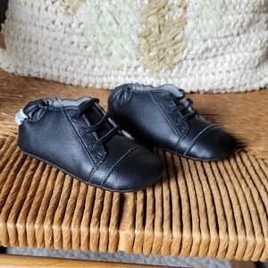 Robeez Basic Brian black flat shoe, size 5